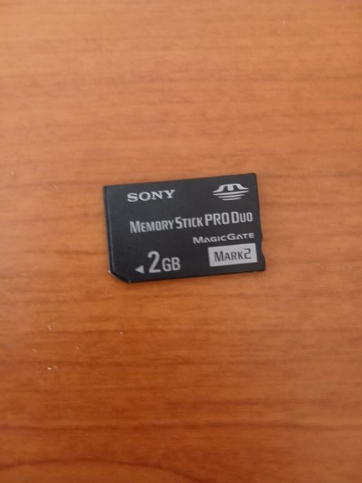 Sony PSP Street E1000 em excelente estado e pouco usada. Inclui carregador, bolsa, cartão de memória  2GB, não sei se UMD funciona