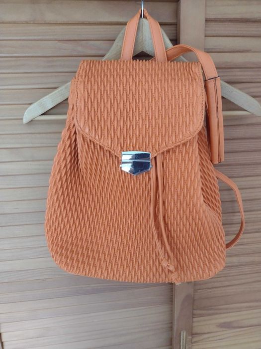 Mochila cor de laranja