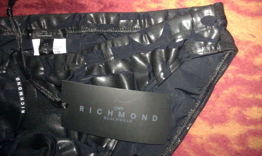 Приголомшливі сексі плавки з прогумовими літерами John Richmond real