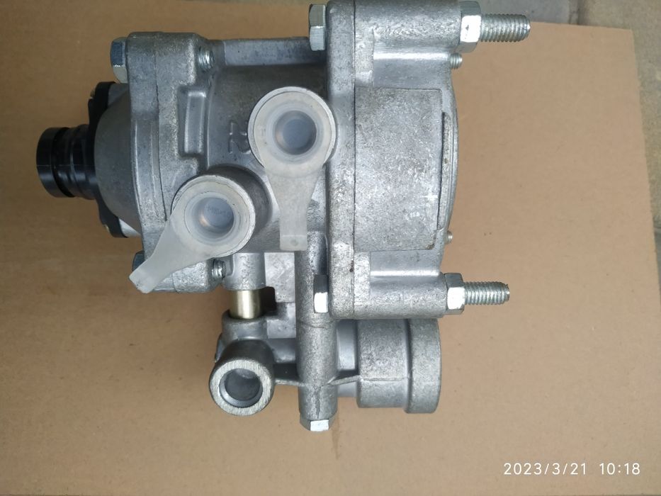 Кран управления тормозами прицепа