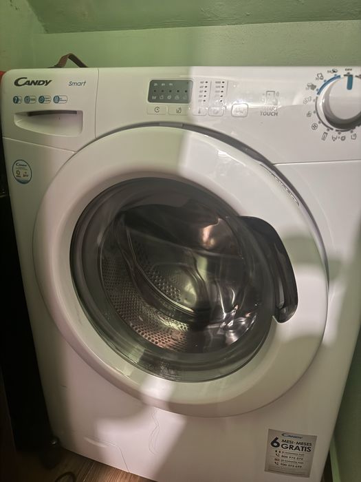 Maquina lavar roupa a funcionar em pleno
