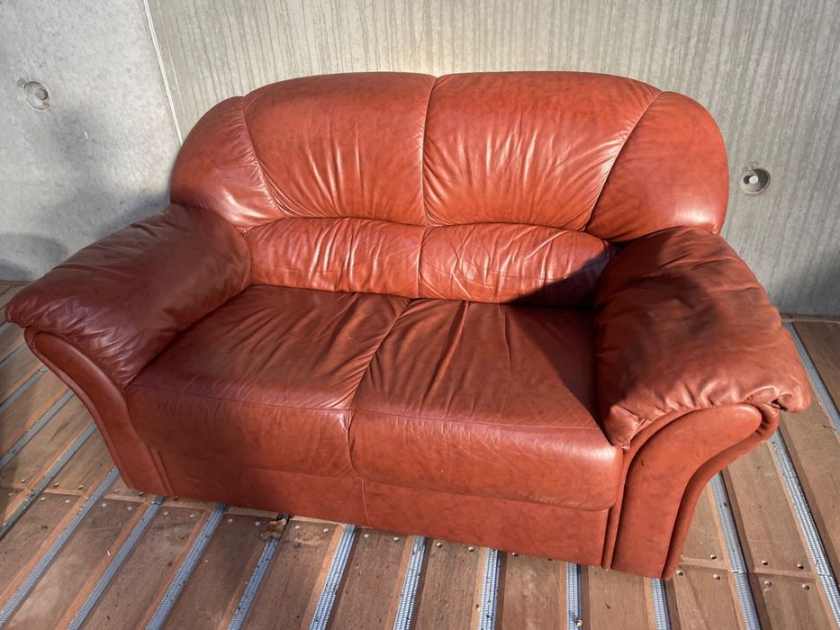2 шкіряні дивани продам