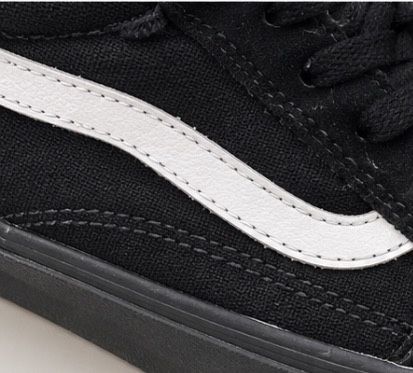 Чорні кросівки Vans із білою смужкою