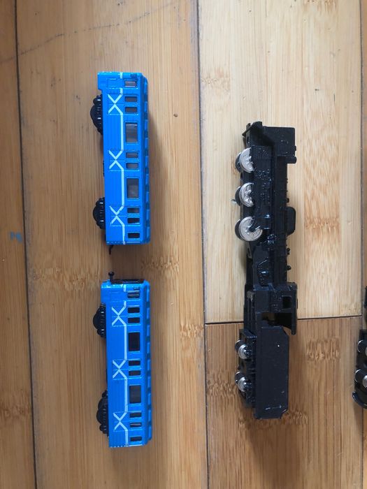 Паровози , ділячи іграшки