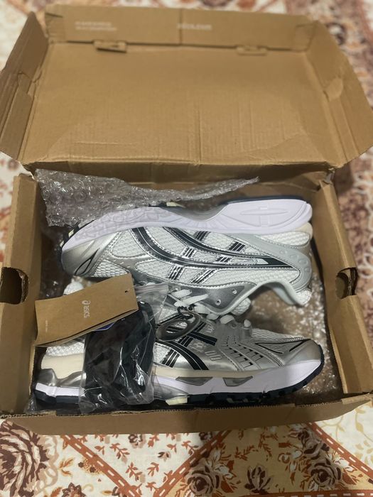 ASICS Gel-Kayano 14 com fatura