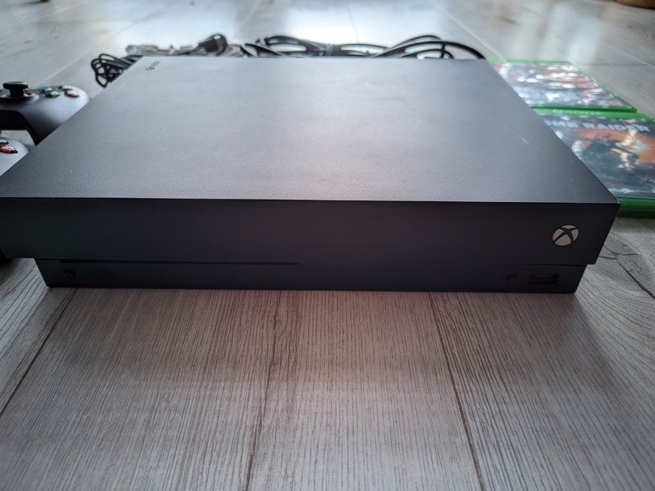 XBox One X  1TB - Stan bardzo dobry + 2 pady  +2 gry +wszystkie kable