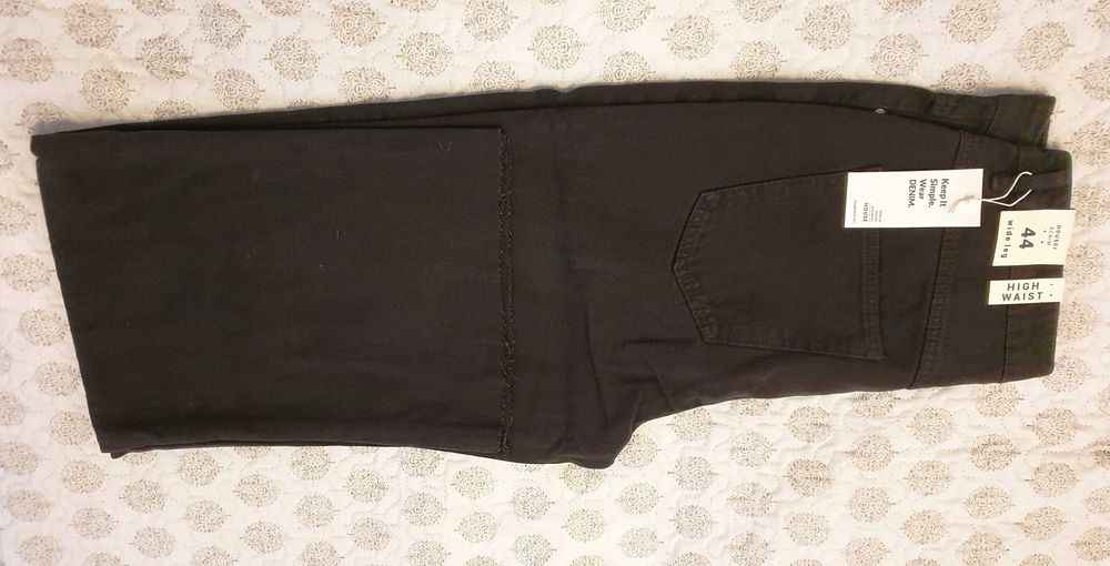 NOWE!!. Jeansy czarne, dzwony. Super!!.