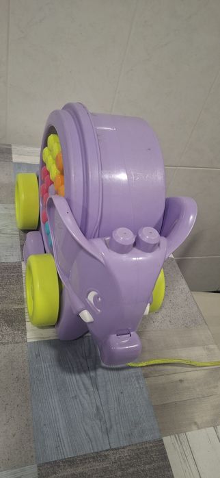 Elegante com rodas e caixa de legos Duplo