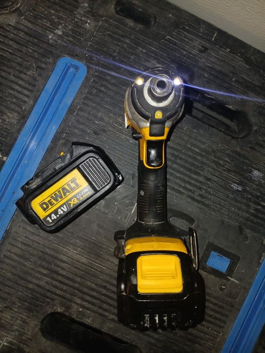Zakrętarka Dewalt Dcf 835 + akumulatory