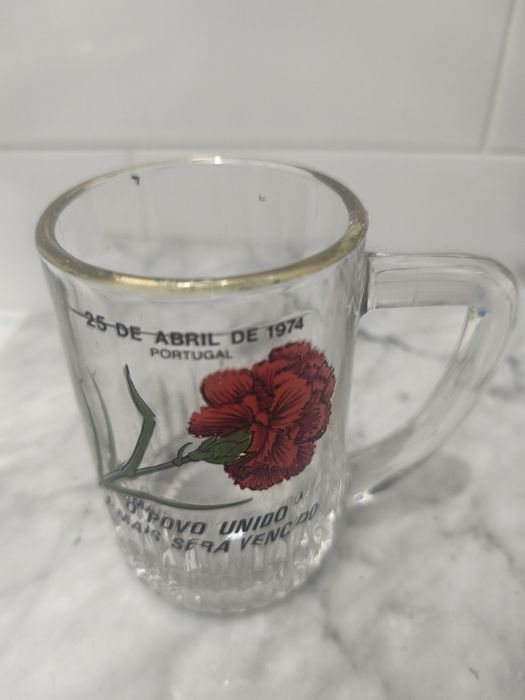 Caneca 25 de abril - o povo unido jamais será vencido