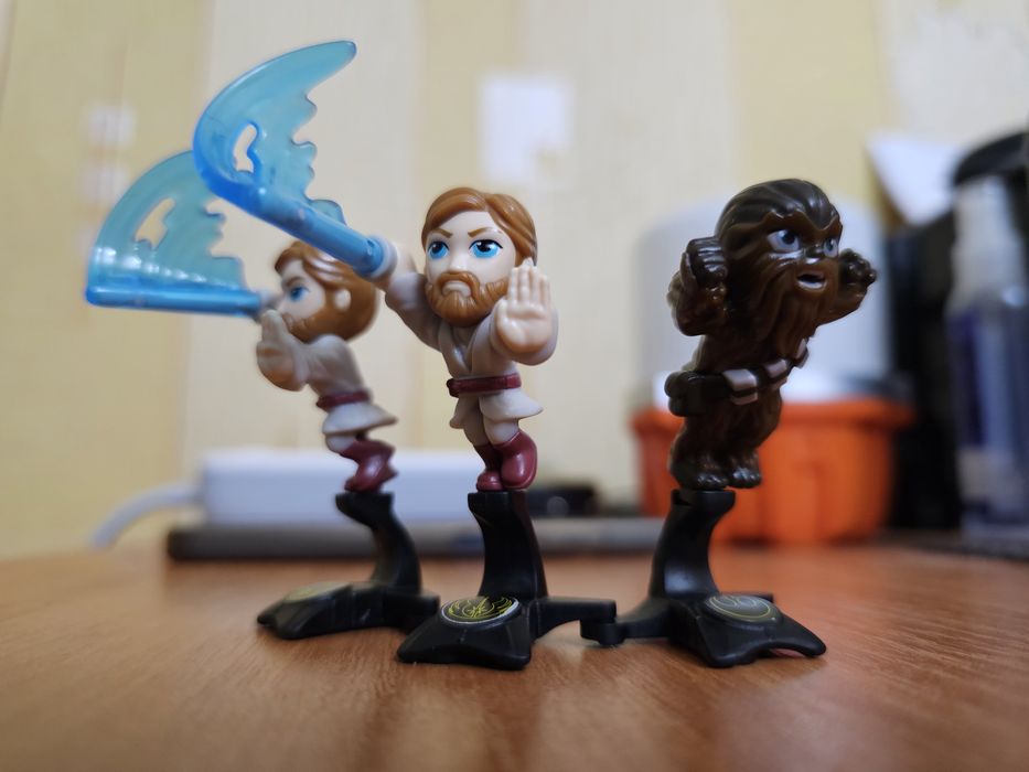 Є на обмін три фігурки з кіндер-сюрприза.