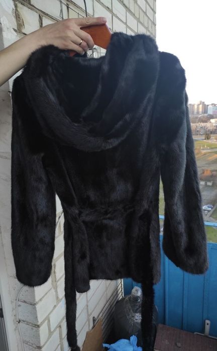 Норкова шуба чорного кольору