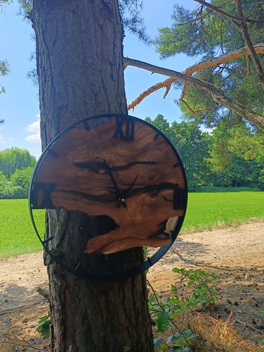 Zegar ścienny z drewna i żywicy – ręcznie wykonany, unikat