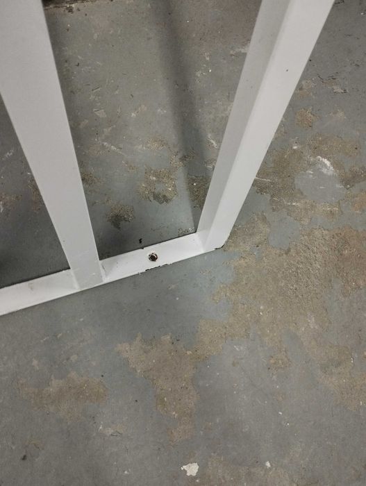 Separação em tubo metálico branco