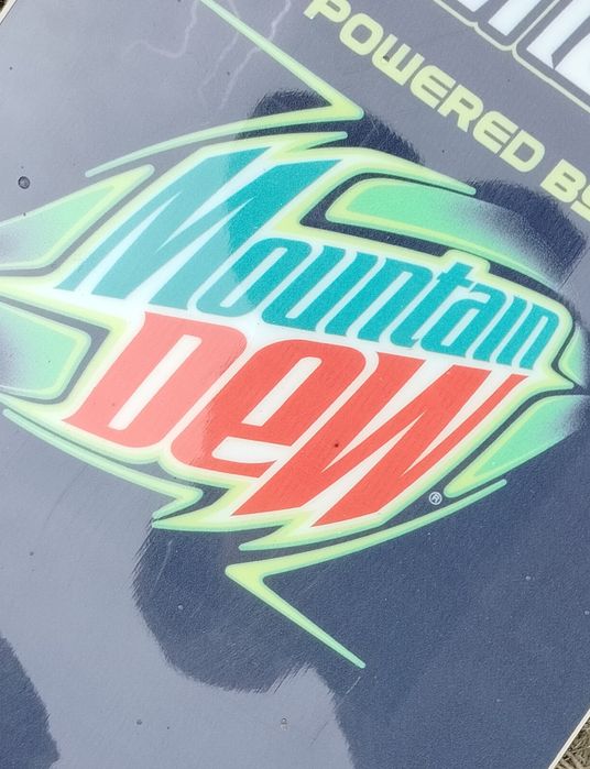 Limitowana deska snowboardowa Mountain Dew