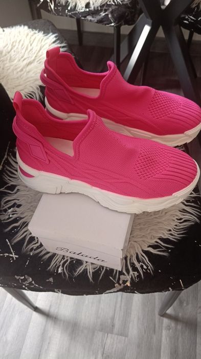 Sprzedam nowe adidasy damskie