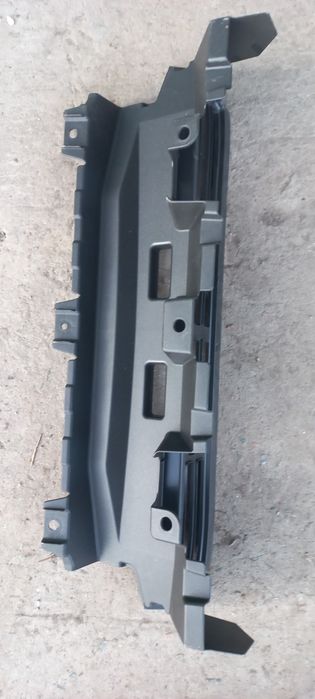 Прадам вставку между юбкой и защитой на LEXUS GX 460 с 2009 года.