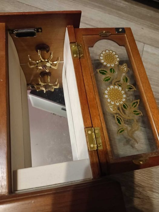 Деревянная винтажная шкатулка