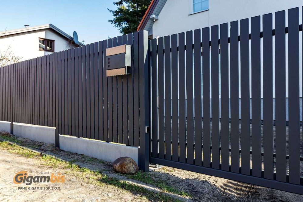 ogrodzenie grzebieniowe wystające z ziemi, palisadowe, pionowe