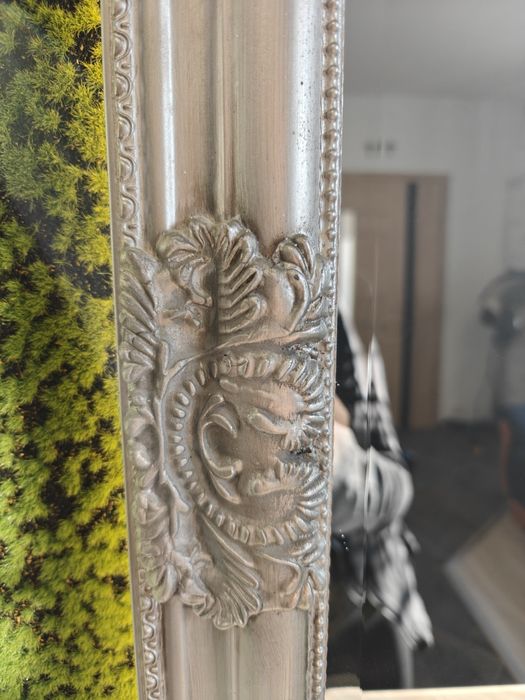 Lustro w srebrnej ramie