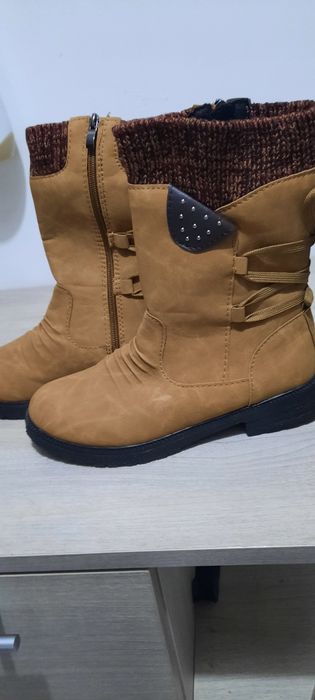 Nowe ładne kozaczki zamszowe  beżowe