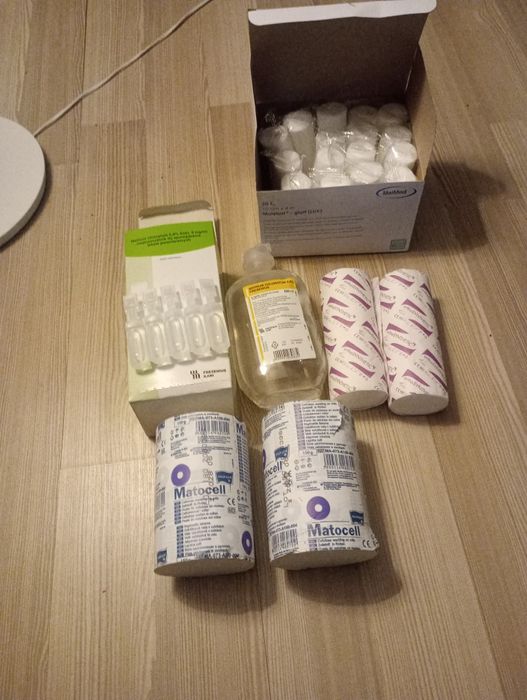 Zestaw opatrunkowy, bandaze, opatrunki, sól fizjologiczna