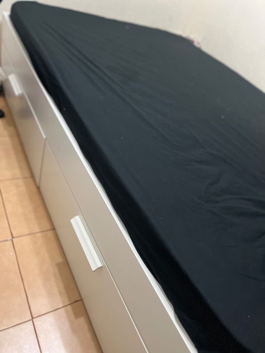 Cama casal com arrumação