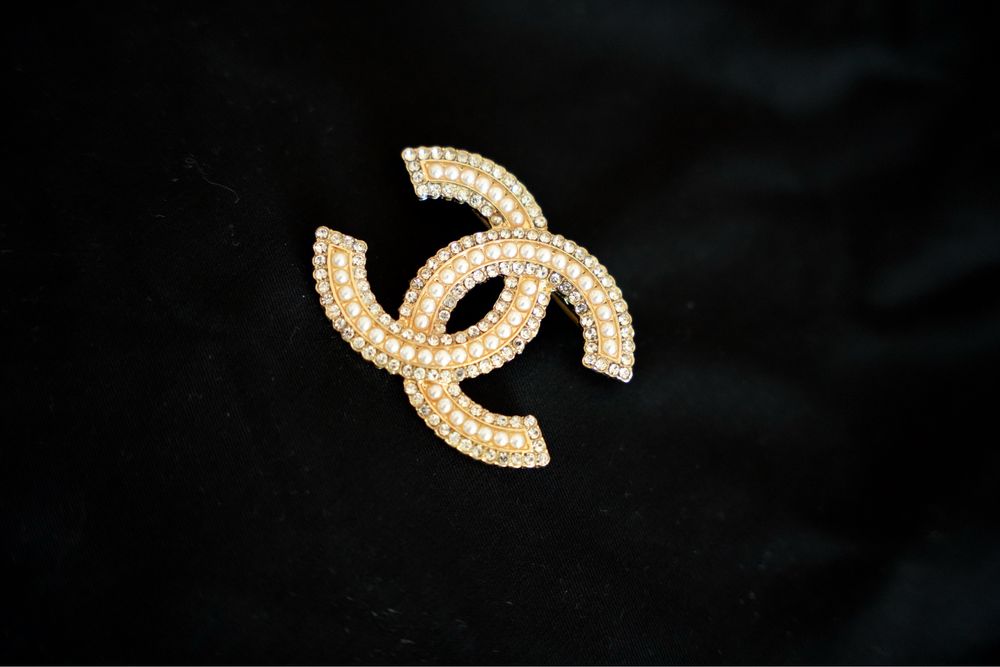 Broszka Chanel,