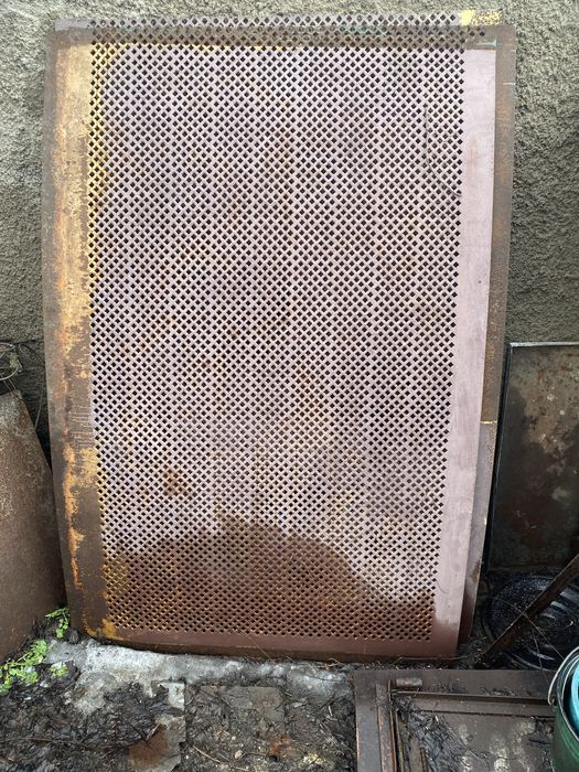 Продам листи металеві б/у  ( сіта з грохотів) 4 мм