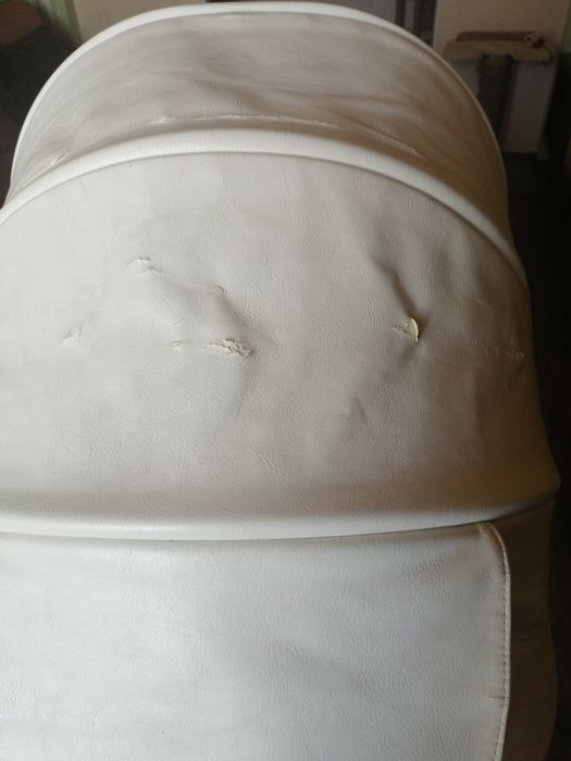 Коляска для дитини, білого кольору.