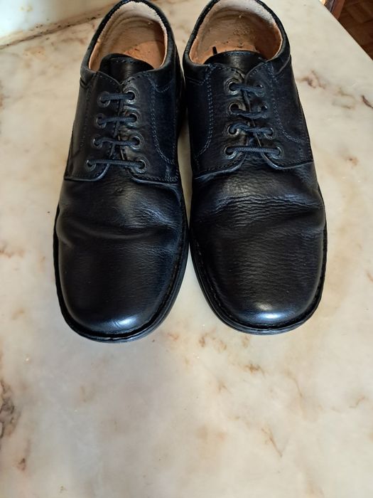Sapatos de homem preto em pele