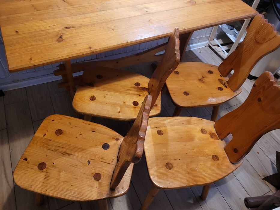Stół i krzesła góralskie