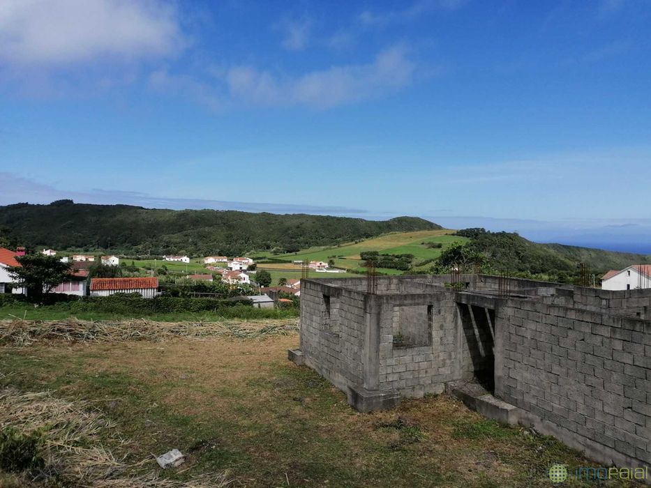 Terreno urbano + moradia iniciada na ilha do Faial