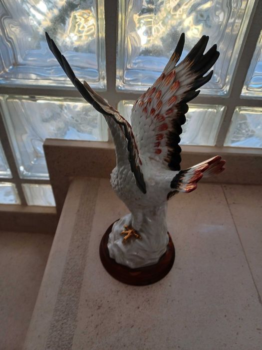 Águia em Porcelana
