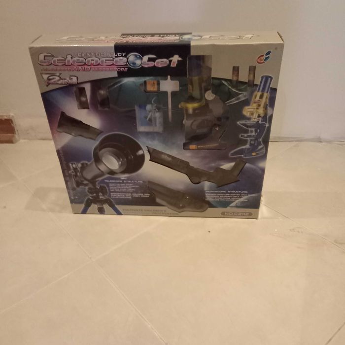 Telescópio e microscópio infantil