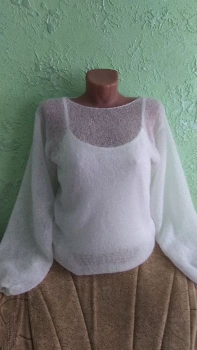 Ніжна в’язана кофтинка ручної роботи