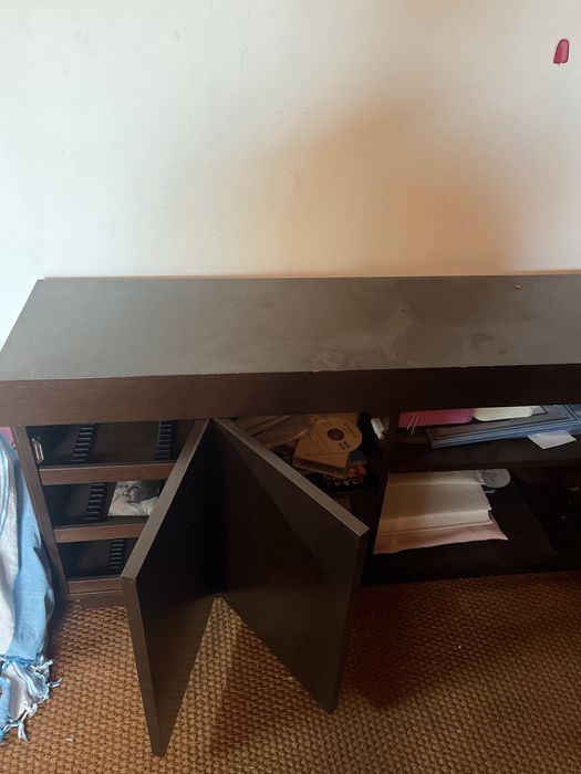 Movel aparador todo em madeira em estado satisfatorio