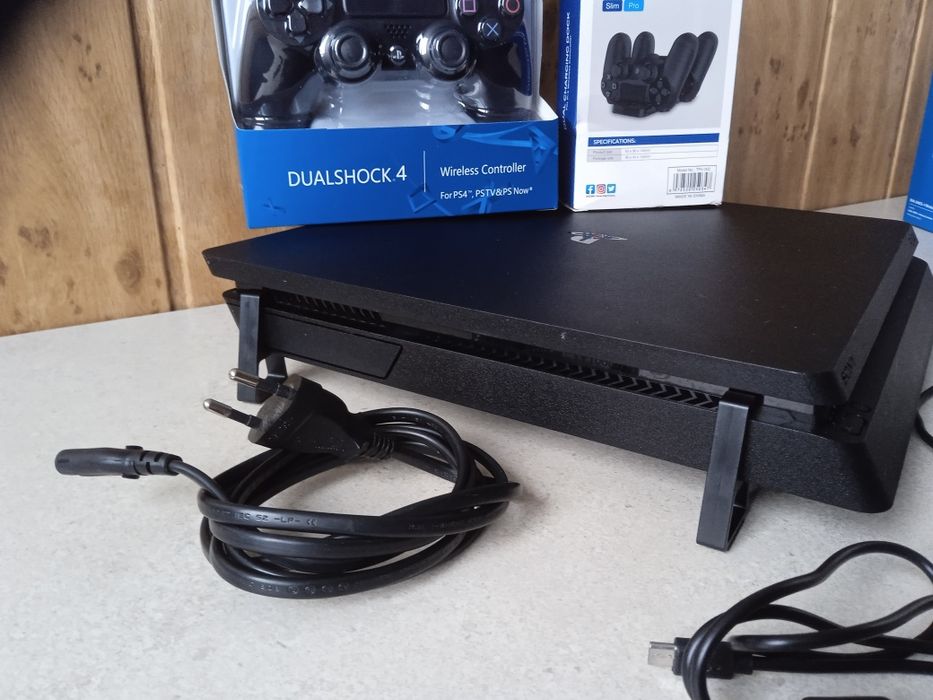 PS4 Slim+ pad + stacja dokująca + kable – sprawna, zadban