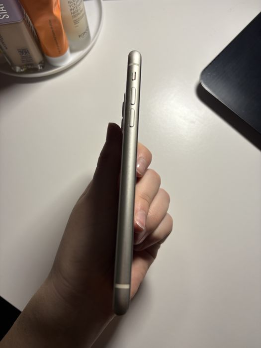 Iphone 11 biały w dobrym stanie