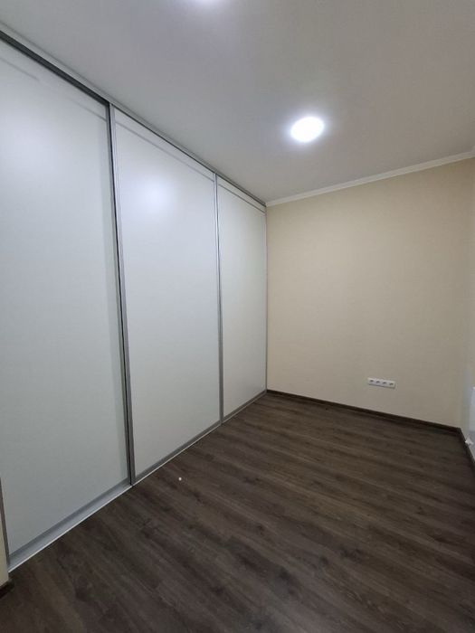 Продам коммерческое помещение. 135 м.кв. Центр Чкалова. Два входа