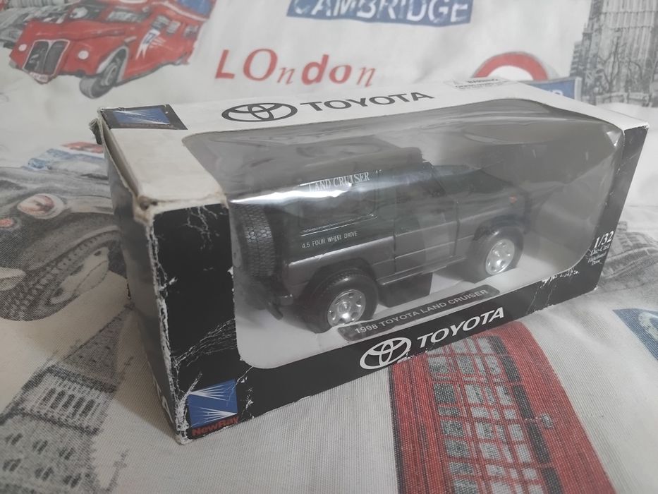 Carrinho de coleção Toyota Land Cruiser 1998