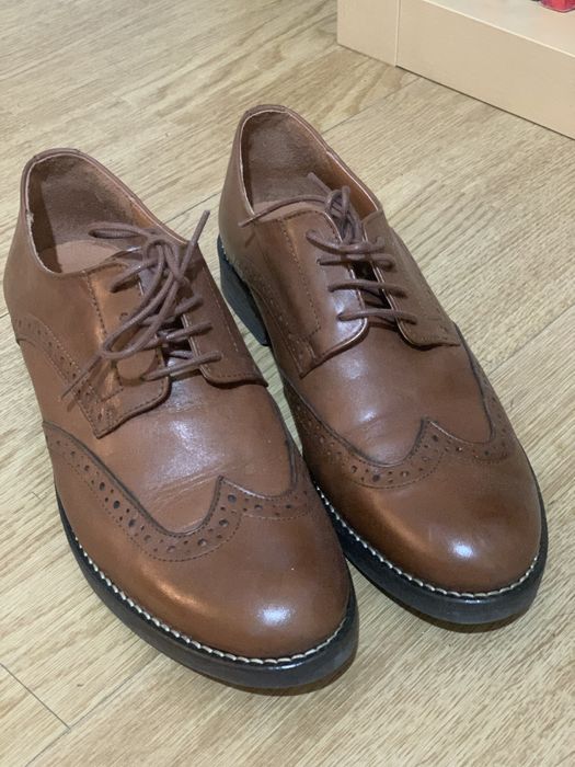 Sapatos de Pele Castanhos Novos