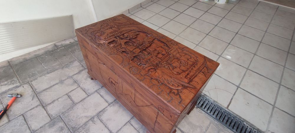 Baú trabalhada em madeira