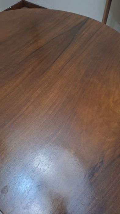 Mesa de madeira extensível e 6 cadeiras