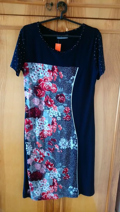 Продають жін. костюми і плаття