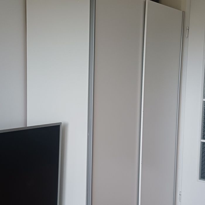 Biała szafa do przechowywania