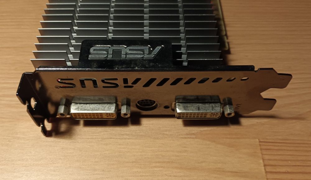 Placa gráfica Asus Radeon HD3650 com 512Mb DDR2