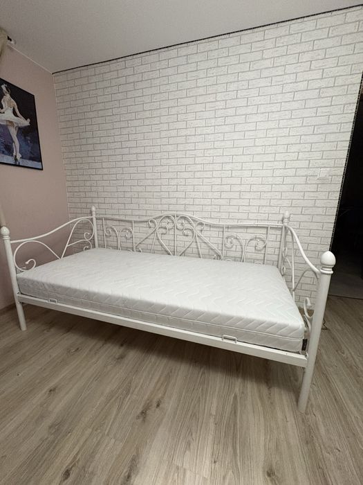 Łóżko z materacem