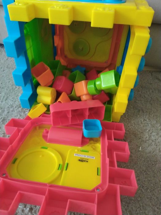 Cubo de encaixe interativo para criança