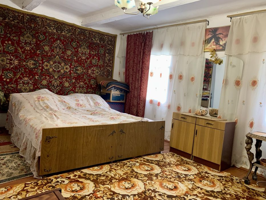 Продаю половину будинку у центрі Гощі